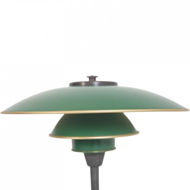 Poul henningsen ph3/2 table lamp with green painted metal shades and a frame of browned brass. The lamp is from the 1930s...