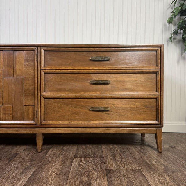 Mid-Century Modern Brutalist-Style Walnut Kroehler Custom Crafter Lowboy Dresser For Sale - Image 11 of 18
