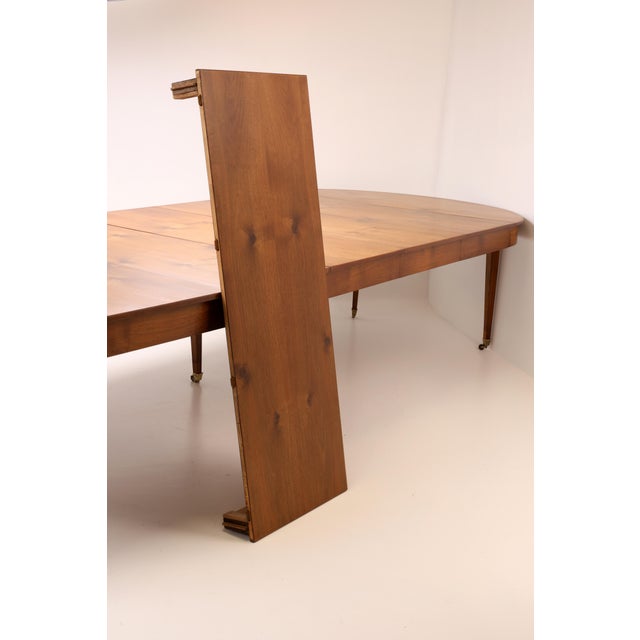 An elegant and Highlight versatile Early 19 th - Century Extendable Dining Table crafted from beautifully Patinazustand...