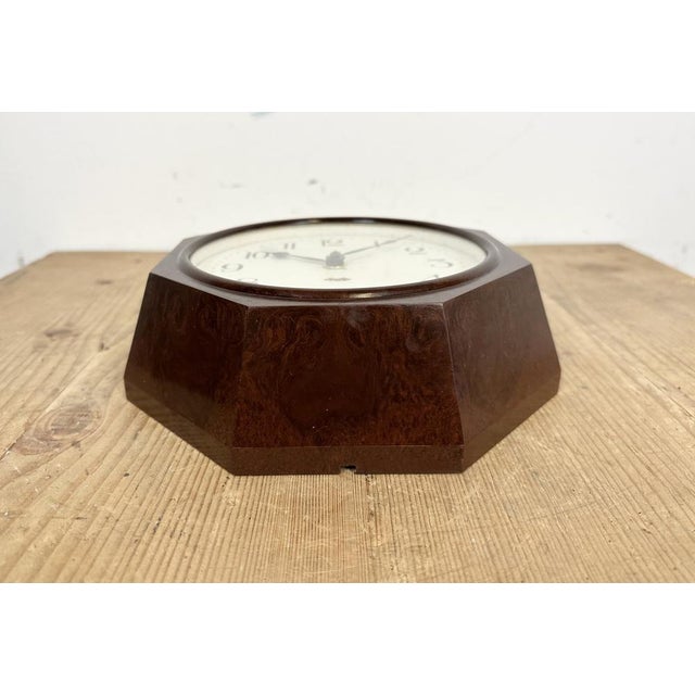 Brown Industrial Bakelite Brown Wall Clock from Smith Electric, 1950s For Sale - Image 8 of 17
