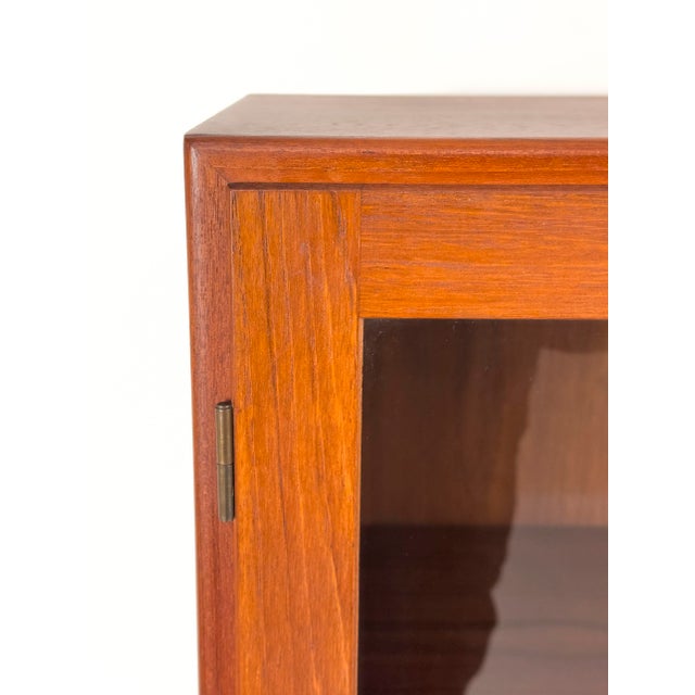 Søborg Møbelfabrik Danish Display Case in Teak by Børge Mogensen for Søborg Møbelfabrik, 1960s For Sale - Image 4 of 18