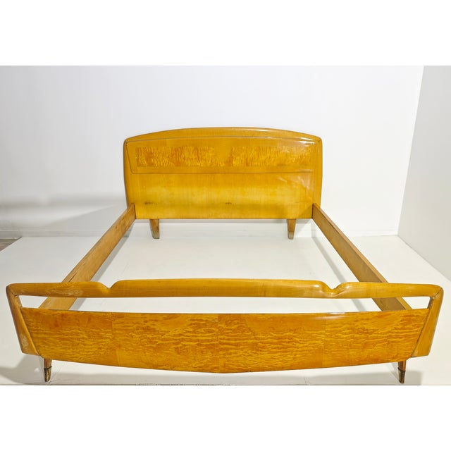 This double bed, typical of the 1950s, features elegant lines with rounded corners and a slightly arched headboard. The...