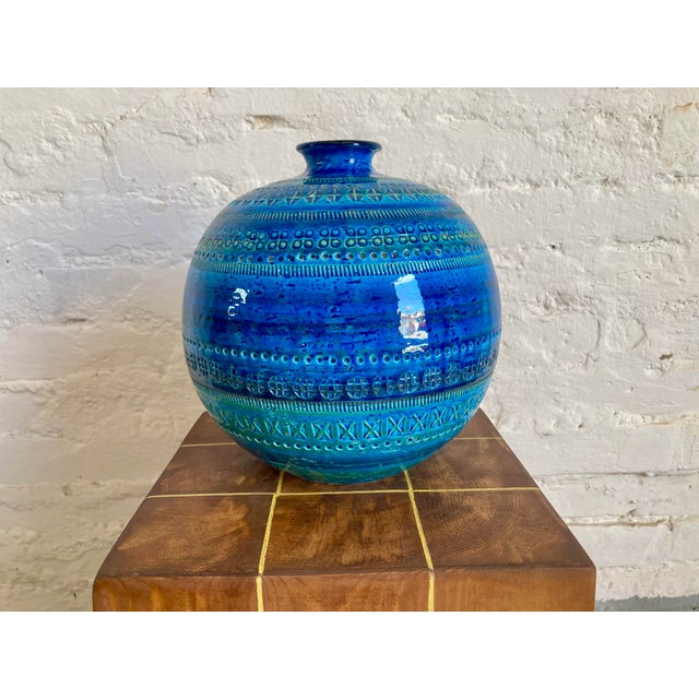 Mid-Century Modern Ceramic Rimini Blue Series Vase by Aldo Londi for Flavia Montelupo, 1960s For Sale - Image 3 of 7