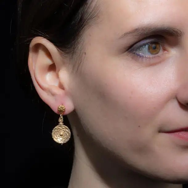 Deborah Lockhart Phillips 1960s Pair of 18k Gold Floral Drop Earrings For Sale - Image 4 of 4