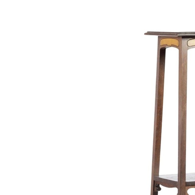 Furniture - Column. Portuguese; early 20th century, made of mahogany wood. 140 cm x 33 cm x 32 cm.