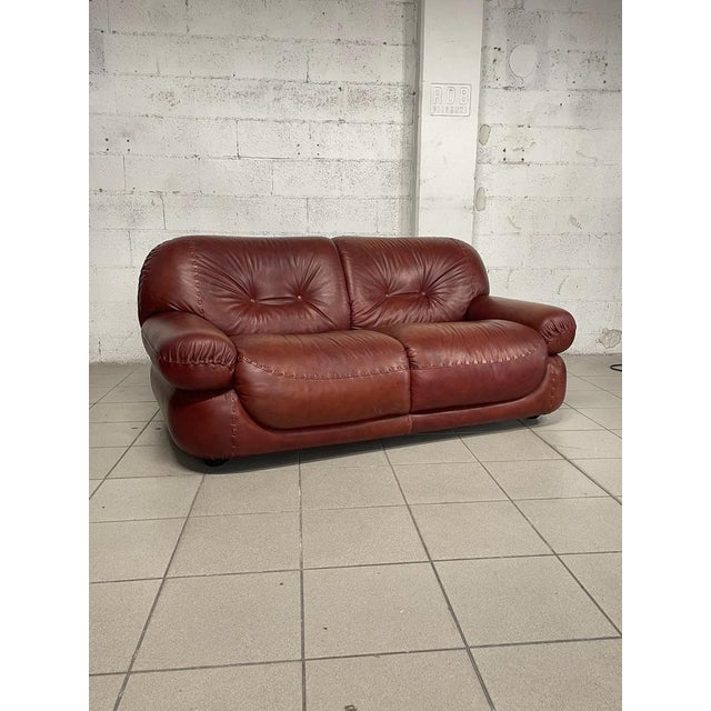 Two-seater sofa in burgundy leather/antique leather Sapporo model produced by MOBILGIRGI (Italy) in the 1970s. Comfortable...