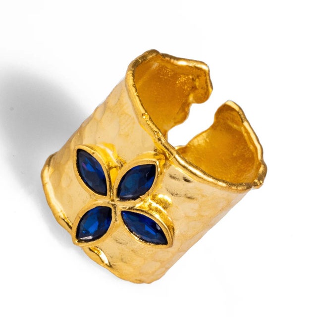 Contemporary Floral Sapphire Stone Gold Band Design Statement Ring, Size 4 For Sale - Image 3 of 7