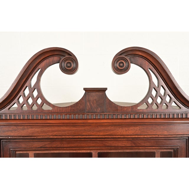 Baker Furniture Style Georgian Flame Mahogany Corner Cabinet, Circa 1940s For Sale In South Bend - Image 6 of 11