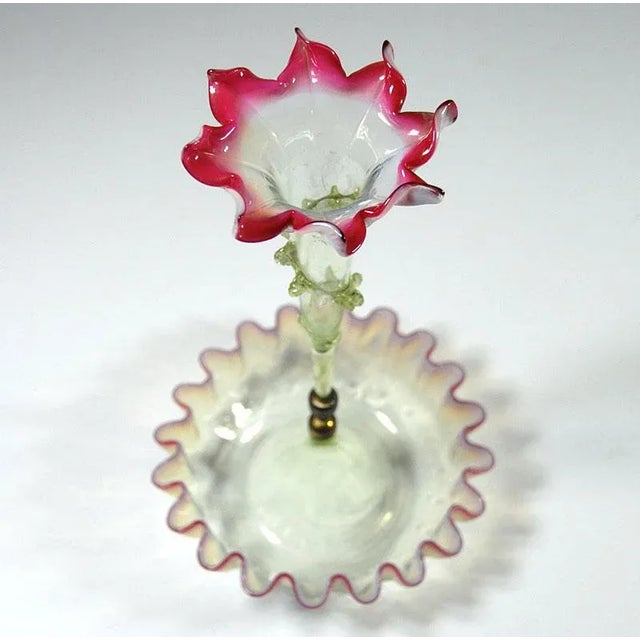 Antique English Victorian Pink Vaseline Glass Epergne, in Good conditions. Designed 1890 to 1919