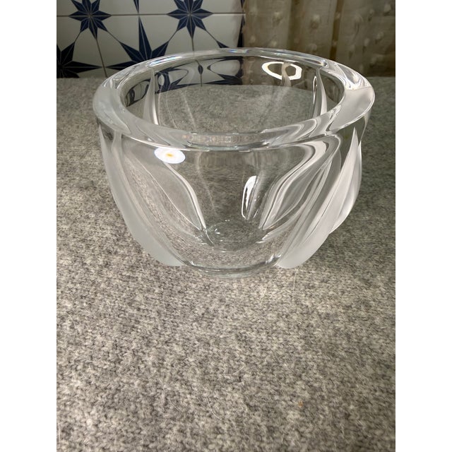 Lalique 1990s Lalique France Double Signed Dated 10.23.93 Frosted Crystal Tulip Leaf Bowl For Sale - Image 4 of 8