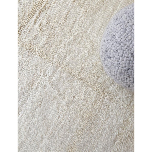 White Moroccan White Beni Ourain Kilim Rug - 9.6 X 6.2 Ft For Sale - Image 8 of 8