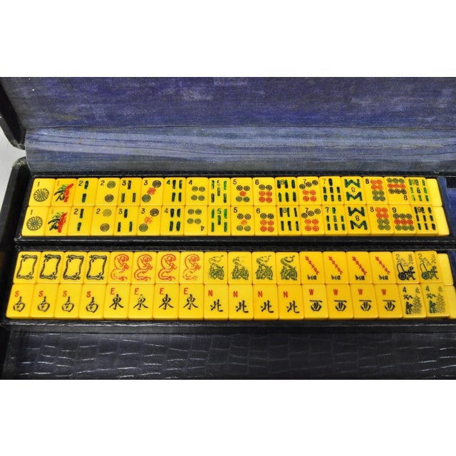 Vintage 1960s Mahjong Set Tiles in Case 162 Bakelite Tiles & 5 Racks For Sale - Image 4 of 18