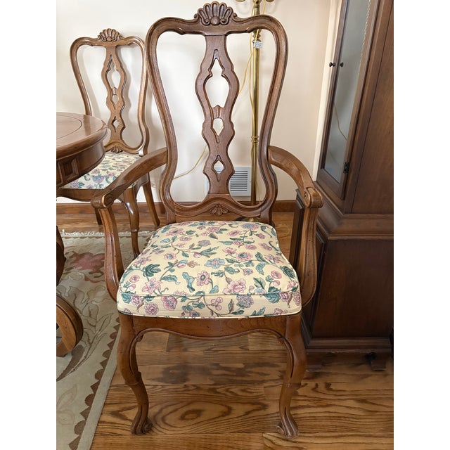 American 1970s Expandable Dining Table with Two 19" Leaves and 6 Chairs, Attributed to Hickory For Sale - Image 3 of 5