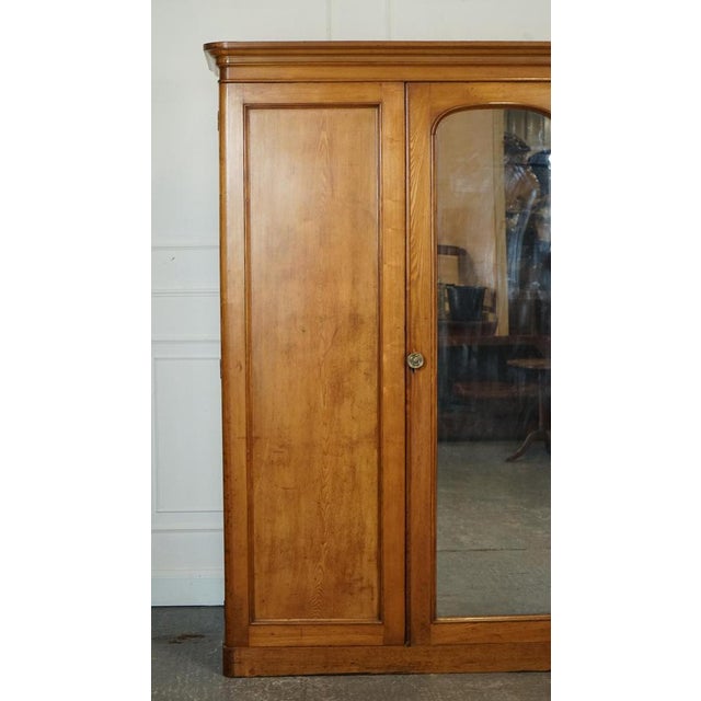 Late Victorian Oak Triple Wardrobe by Marsh Jones & Cribb., 1890s For Sale - Image 5 of 18