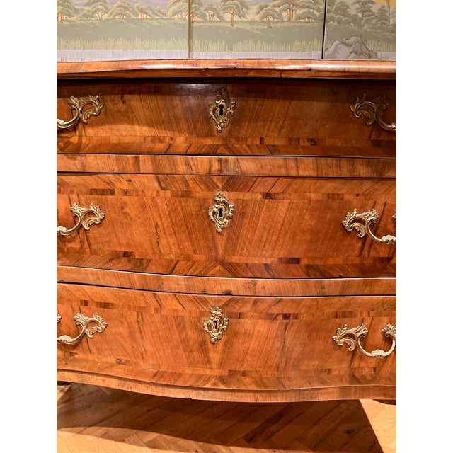 Antique Louis XV Rococo Italian Commode with Curved Chest of Drawers in Inlaid Walnut, Tuscany, 1700s For Sale - Image 6 of 14