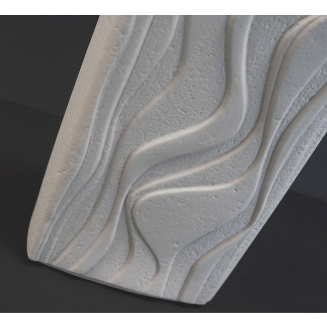 White Porcelain Vase Model 2086 with Matte Glaze Op Art Wave Relief Decor by Heinrich, 1960s For Sale - Image 9 of 11