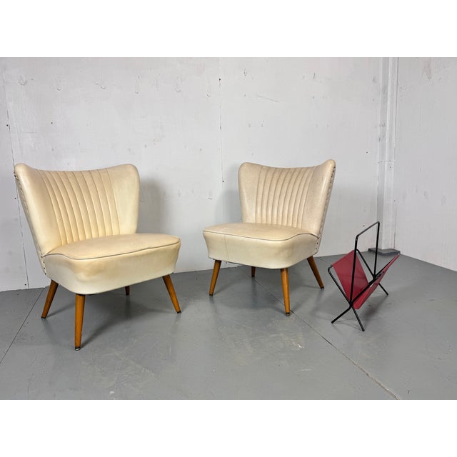 Set of 2 vintage Mid Century Cocktail Club Lounge Chairs 1950s Very known classic Design from the mid Century. In very...