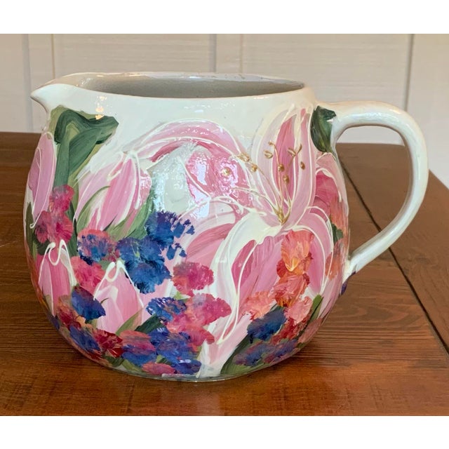 Hand‑Painted Artisan Floral Pitcher by Beth Sartin for Marshall Pottery, 2003 – Signed Texas Folk Art. Cottagecore Decor & Collector Piece For Sale - Image 4 of 9
