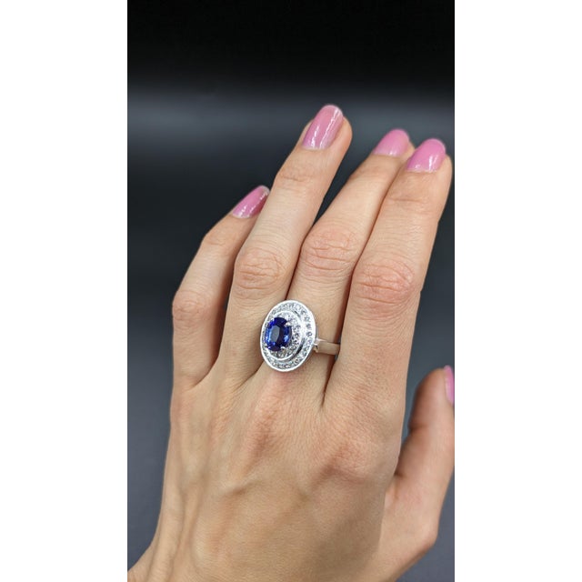 Metal 3.20 Carat Blue Sapphire Diamond Cluster Ring in 18k Gold, Size 7.5 For Sale - Image 7 of 9