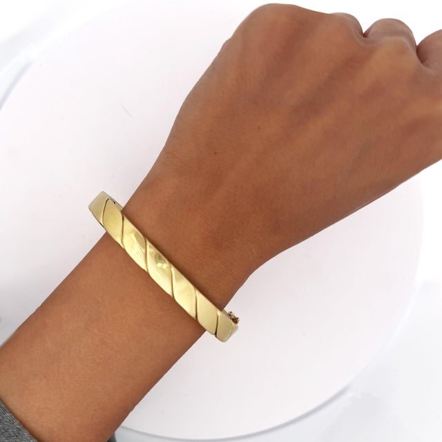 Contemporary Mid 20th Century Tiffany & Co. 18k Gold Twisted Rope Flat Hinged Bangle Bracelet For Sale - Image 3 of 10