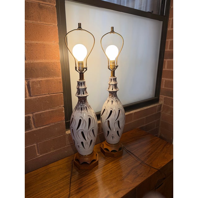 White Pair of Vintage Mid-Century Modern Pierced Ceramic Table Lamps With White Lava Glaze and Walnut Bases For Sale - Image 8 of 9