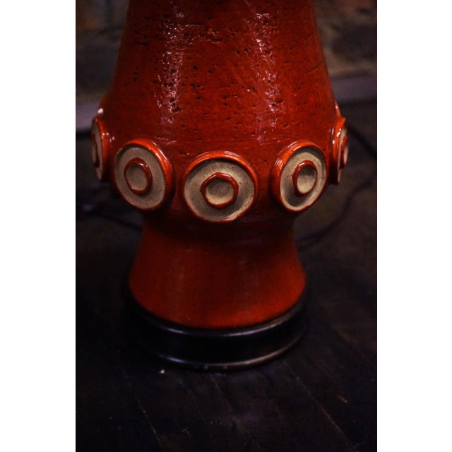 1960s Tall Mid-Century Pottery Lamp With a Vermilion Glaze in the Style of Bitossi For Sale - Image 4 of 9