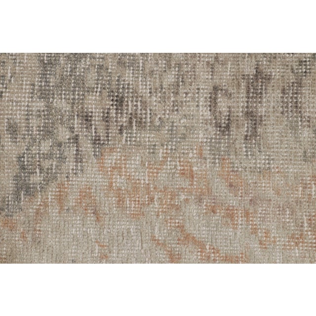 Rug & Kilim’s Contemporary Abstract Rug in Taupe and Rust For Sale In New York - Image 6 of 7