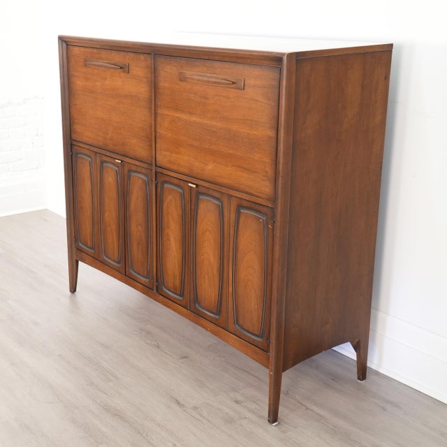 Broyhill 1960s Broyhill Emphasis "Butler Pantry" Bar Cabinet For Sale - Image 4 of 15