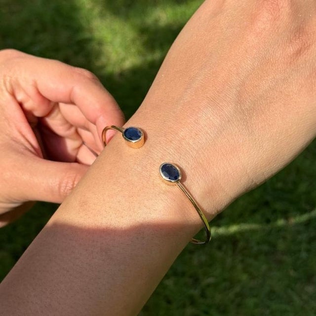 3.08 Carat Blue Sapphire Open Cuff Bangle Bracelet in 14k Yellow Gold For Sale In New York - Image 6 of 16