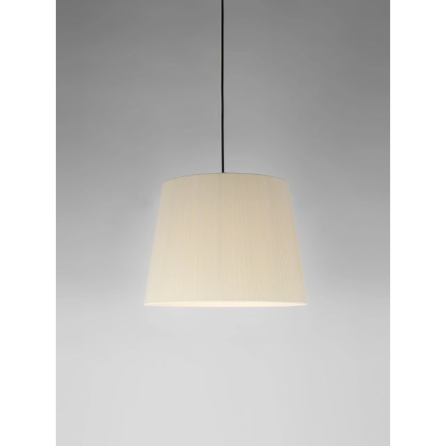 Natural sísísí cónicas gt3 pendant lamp by santa & cole. Dimensions: d 36 x h 27 cm. Materials: metal, ribbon. Available...