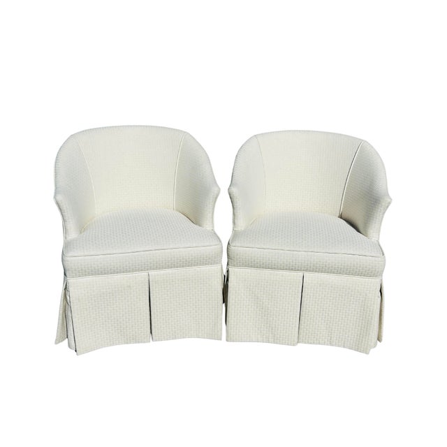 Mid 20th Century Vintage Pair of Skirted Barrel Club Chairs With Casters – Transitional Upholstered Accent Chairs in Neutral Textured Fabric For Sale - Image 5 of 15