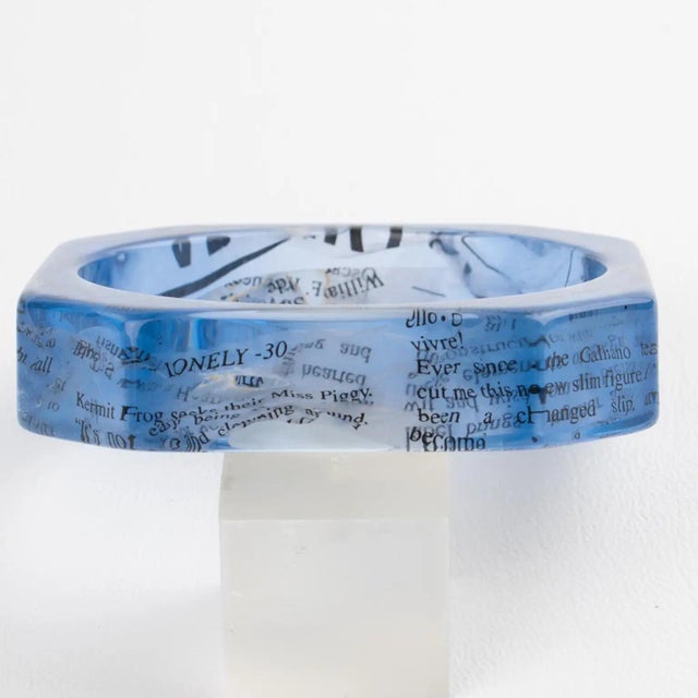 John Galliano Blue Acrylic Resin Bracelet Bangle with Newspaper Inclusions For Sale - Image 4 of 16