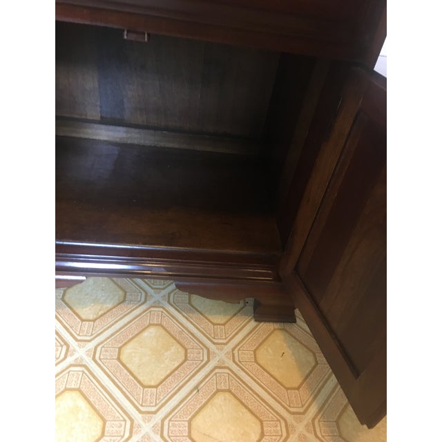 1960s Vintage Willett Furniture Traditional Style Solid Cherry Nightstand For Sale - Image 11 of 12