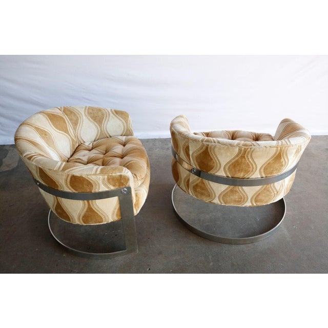 Hollywood Regency 1970s Pair of Gold & Cream Floating Chrome Lounge Chairs For Sale - Image 3 of 4