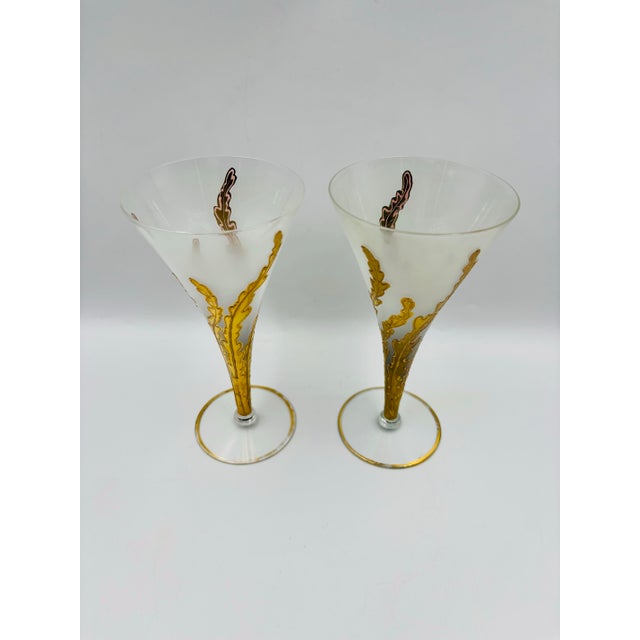 1940s 1940s Frosted Glass Wine Flutes With Gold Leaf Motif – Pair For Sale - Image 5 of 12