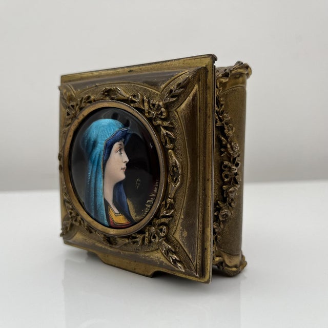 Gilt Bronze Box Portrait in Medallion attributed to De Mandre, France, 1900s For Sale - Image 15 of 18