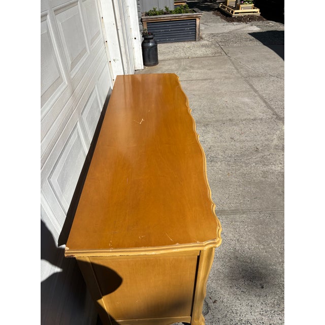 Vintage French Provincial Triple Dresser, Serpentine Front Chest With Carved Apron & Scroll Feet For Sale In New York - Image 6 of 12