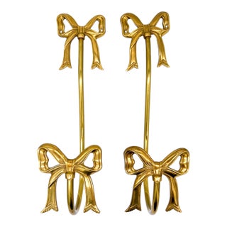 Pair of Vintage Brass Bow Towel / Blanket Holders – Hollywood Regency Style - Wall Hooks & Hangers For Sale