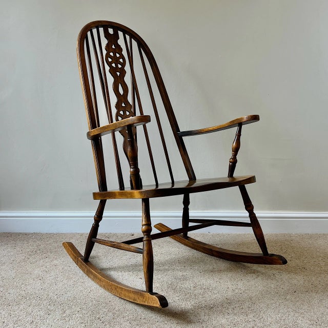 Rustic Large Vintage Windsor Rocking Chair in Oak and Beech, 1970 For Sale - Image 3 of 18