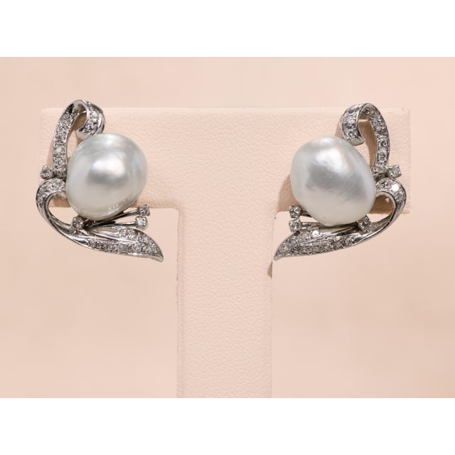 Elegant and timeless, The Ellendale earrings are beautifully crafted in palladium and centered with luminous baroque...