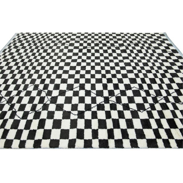 Black Moroccan-Style Modern Wool Rug With Checker Pattern in Black & White by Apadana For Sale - Image 8 of 10