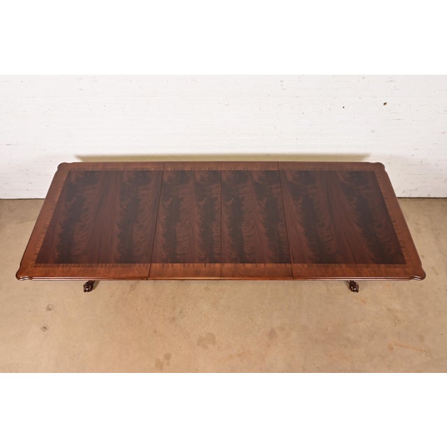 Late 20th Century Thomasville Chippendale Banded Flame Mahogany Double Pedestal Extension Dining Table, Newly Refinished For Sale - Image 5 of 15