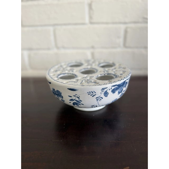 Add timeless elegance to your home décor with this Vintage Mottahedeh Metropolitan Ceramic Flower Frog Bulb Vase....