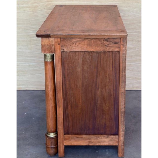 1830s French Empire Walnut Chest with Four Drawers and Gilded Edges, Commode For Sale - Image 11 of 18