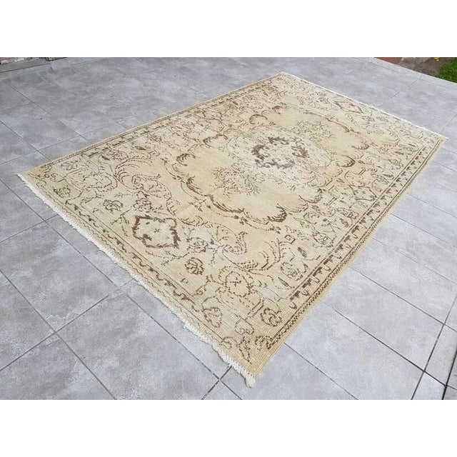 1960s Oushak Anatolian Wool Rug For Sale - Image 9 of 9