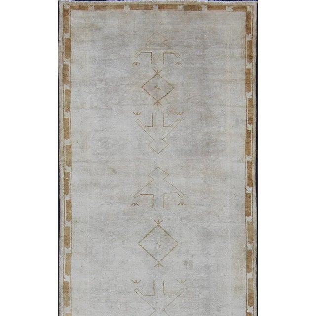 Midcentury vintage Turkish Oushak rug with tribal design in muted tones, rug is-132, country of origin type: Turkey...