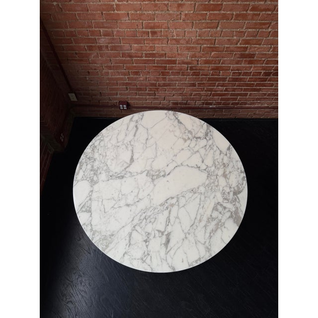 Mid-Century Modern 54" Saarinen Arabascato Marble Tulip Dining Table for Knoll For Sale - Image 3 of 14