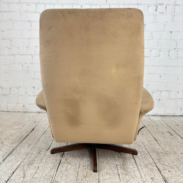 Pink Mid Century Modern Scandinavian Lounge Chair on Rosewood Base Recliner For Sale - Image 8 of 12