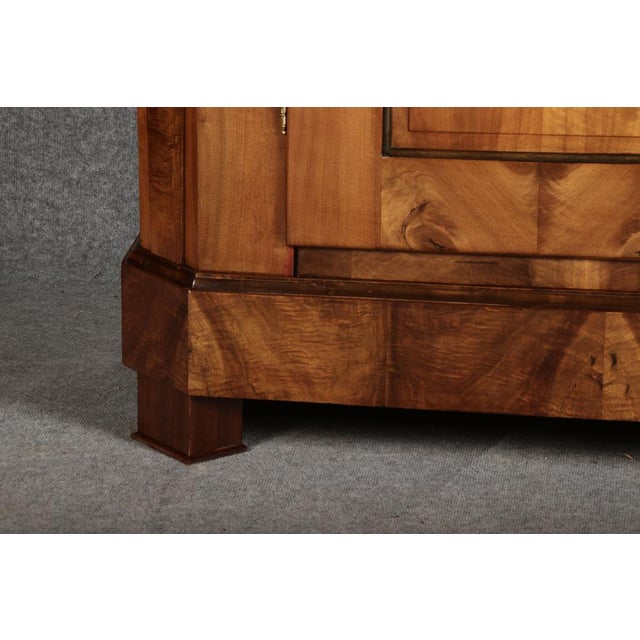 Antique Biedermeier Cabinet in Walnut, 1820s For Sale - Image 16 of 18