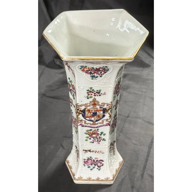 1970s Vintage French Edmé Samson Armorial Porcelain Chinese Famille Rose Style Vase For Sale - Image 5 of 6